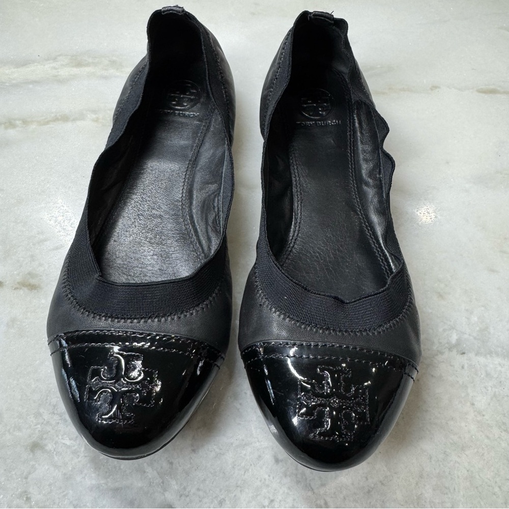 Tori Burch black leather patent cap toe ballet flat shoe. Size 9